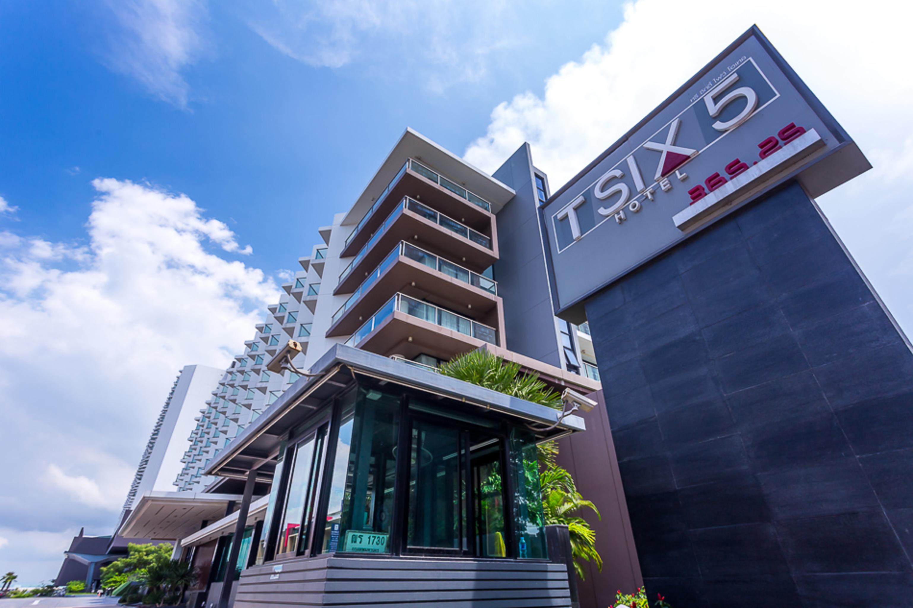 Tsix5 Hotel Pattaya Bagian luar foto