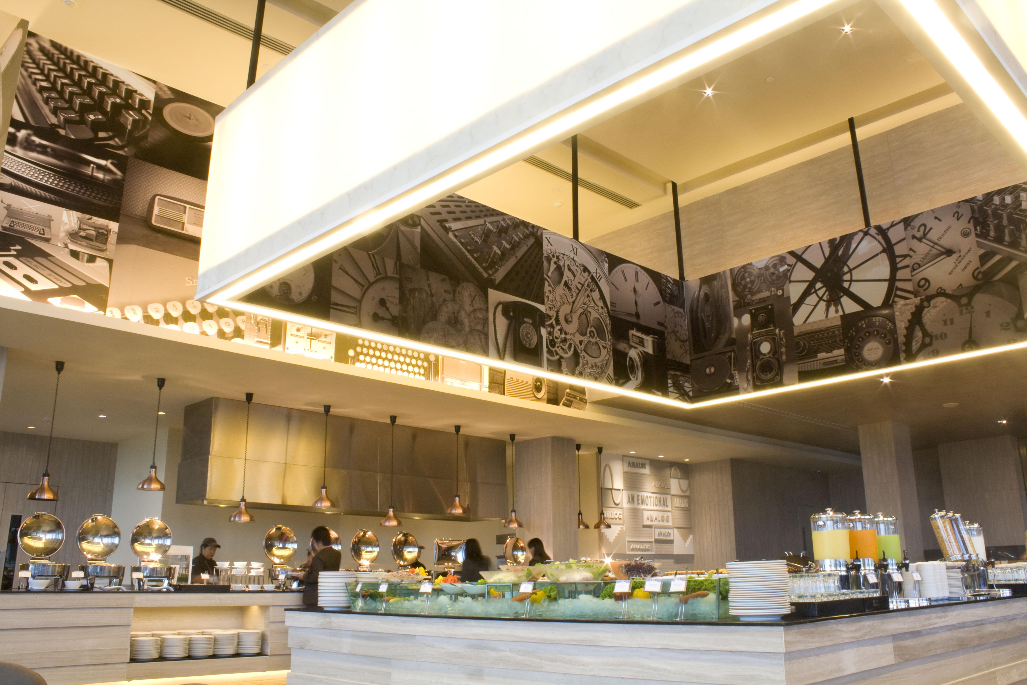 Tsix5 Hotel Pattaya Bagian luar foto