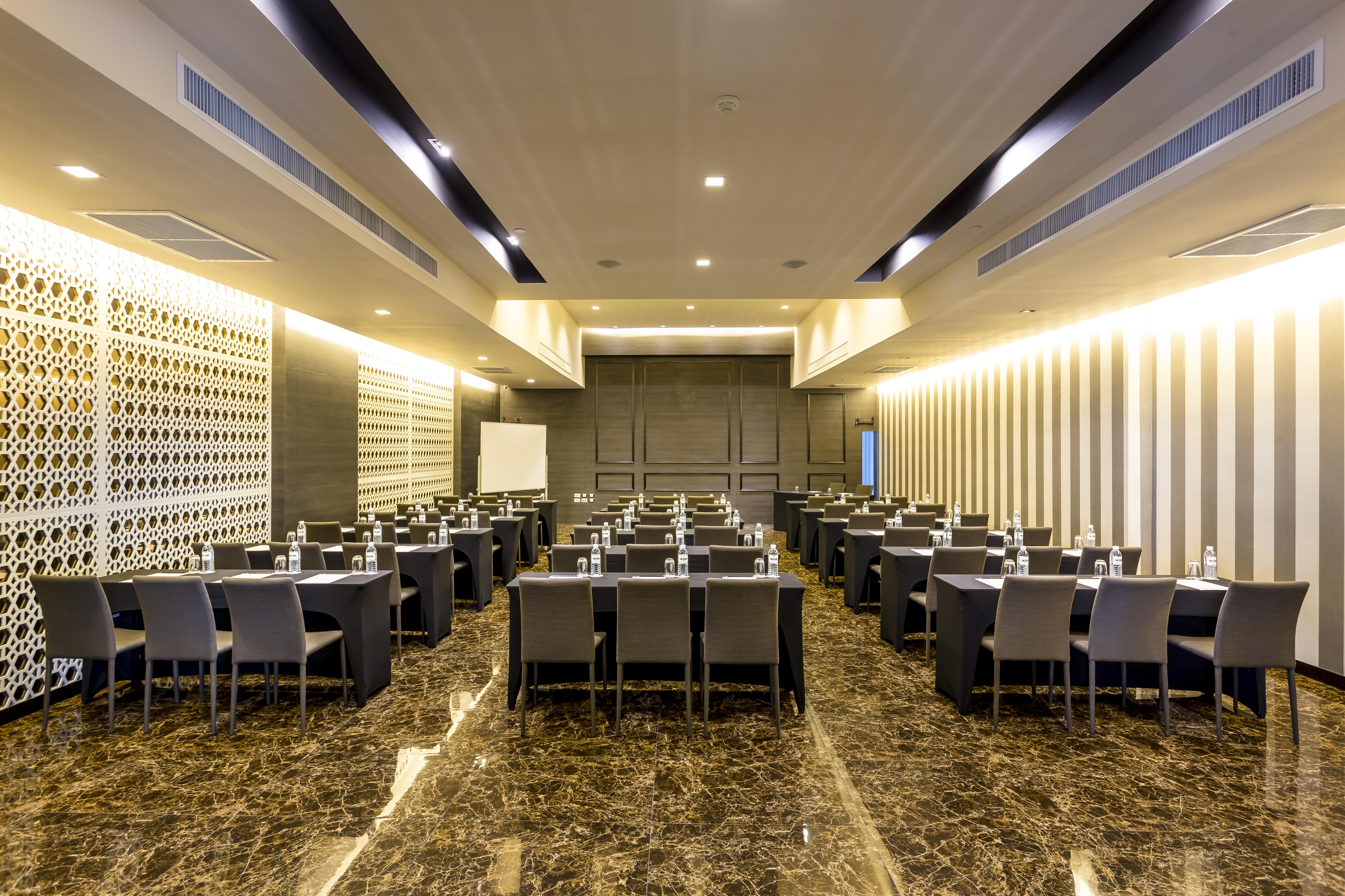 Tsix5 Hotel Pattaya Bagian luar foto