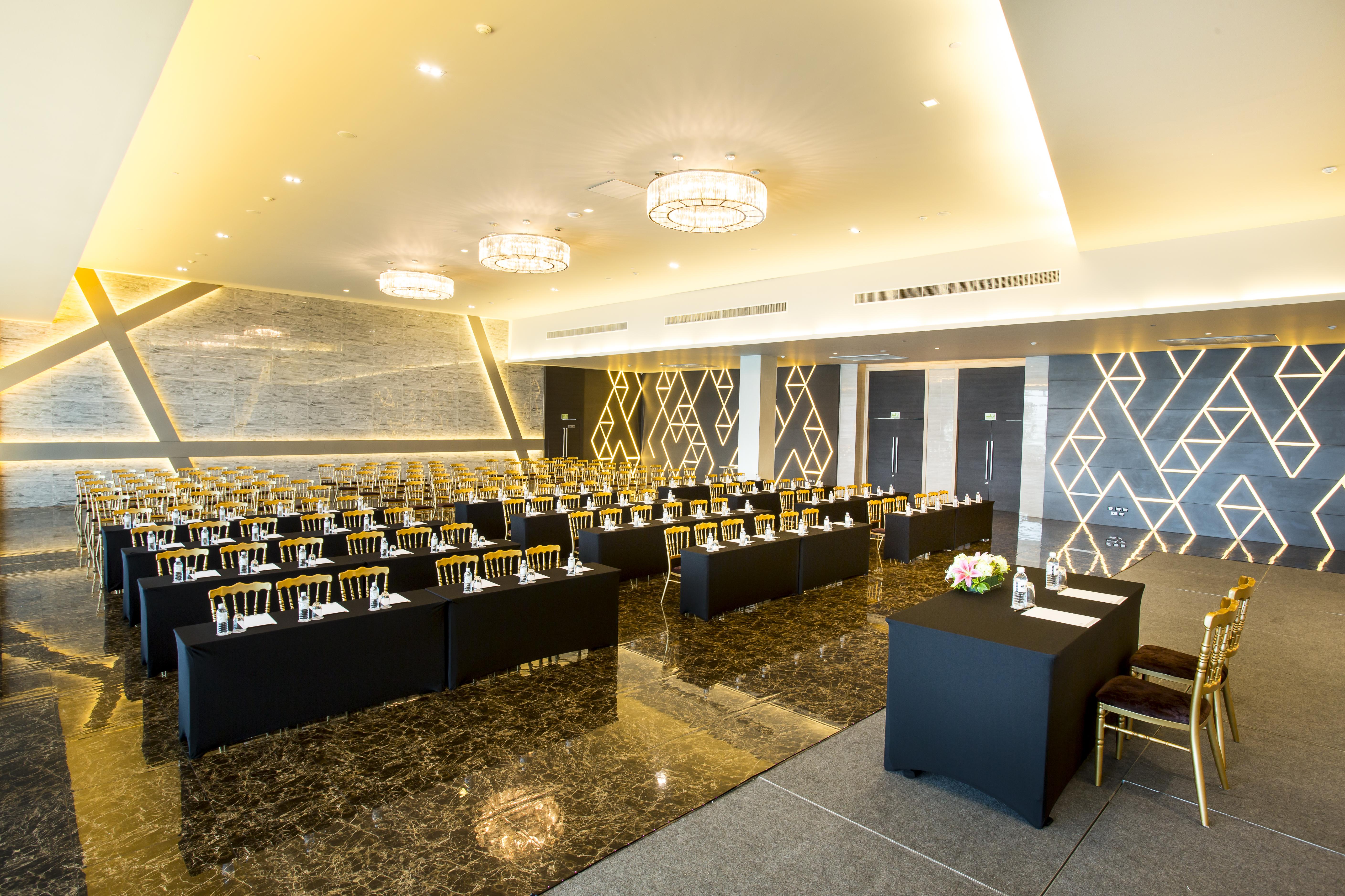 Tsix5 Hotel Pattaya Bagian luar foto