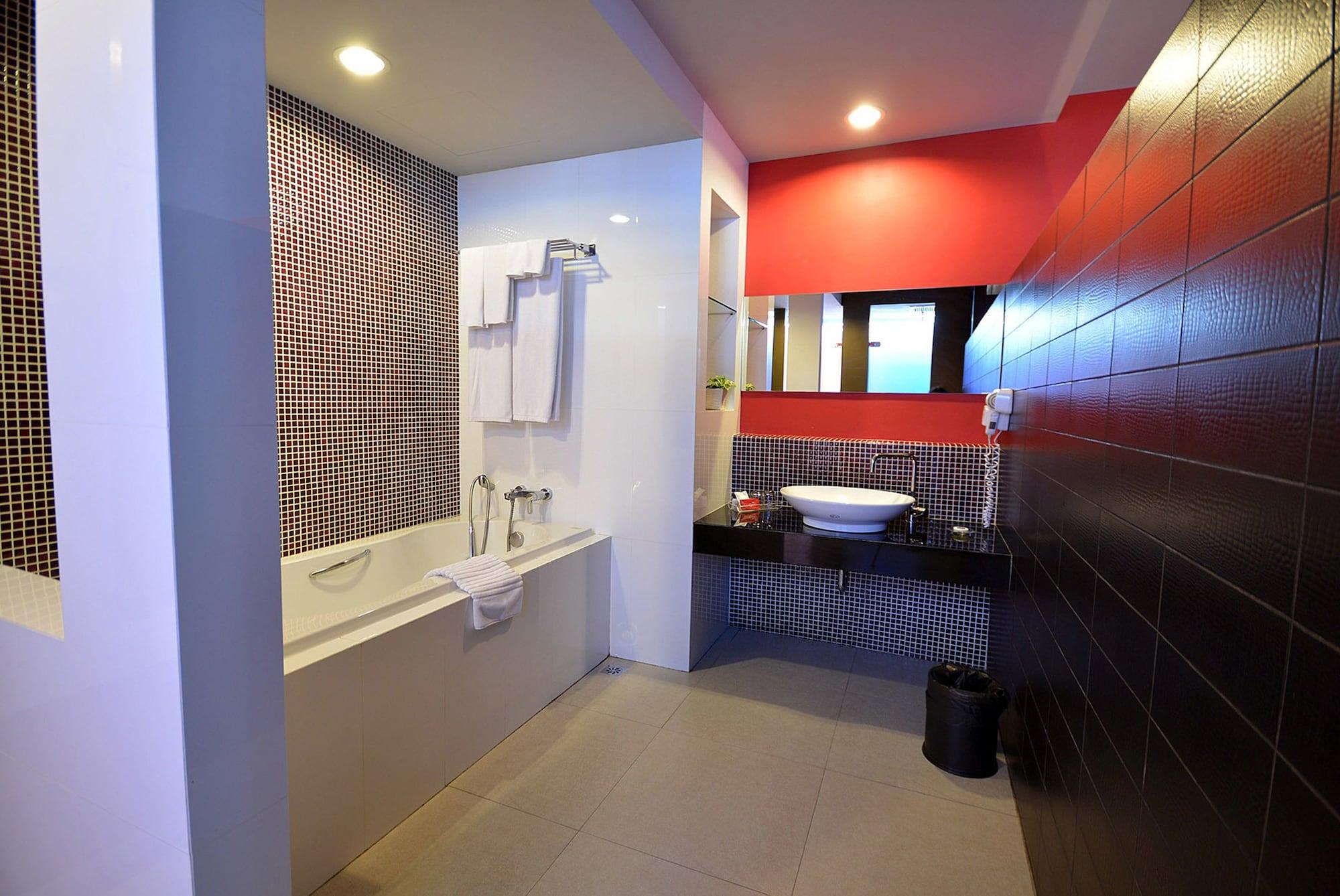 Tsix5 Hotel Pattaya Bagian luar foto