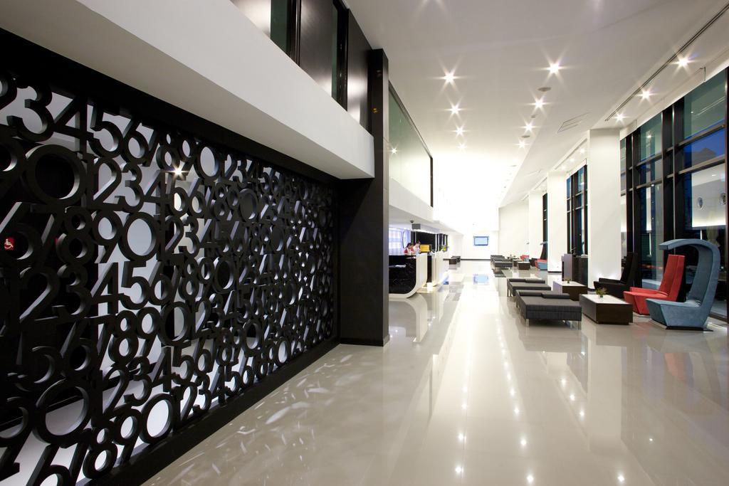 Tsix5 Hotel Pattaya Bagian luar foto