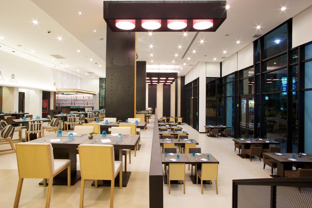 Tsix5 Hotel Pattaya Bagian luar foto