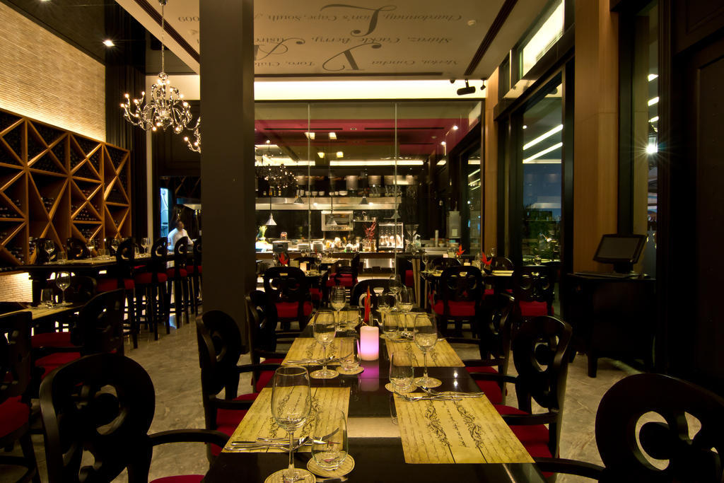Tsix5 Hotel Pattaya Bagian luar foto