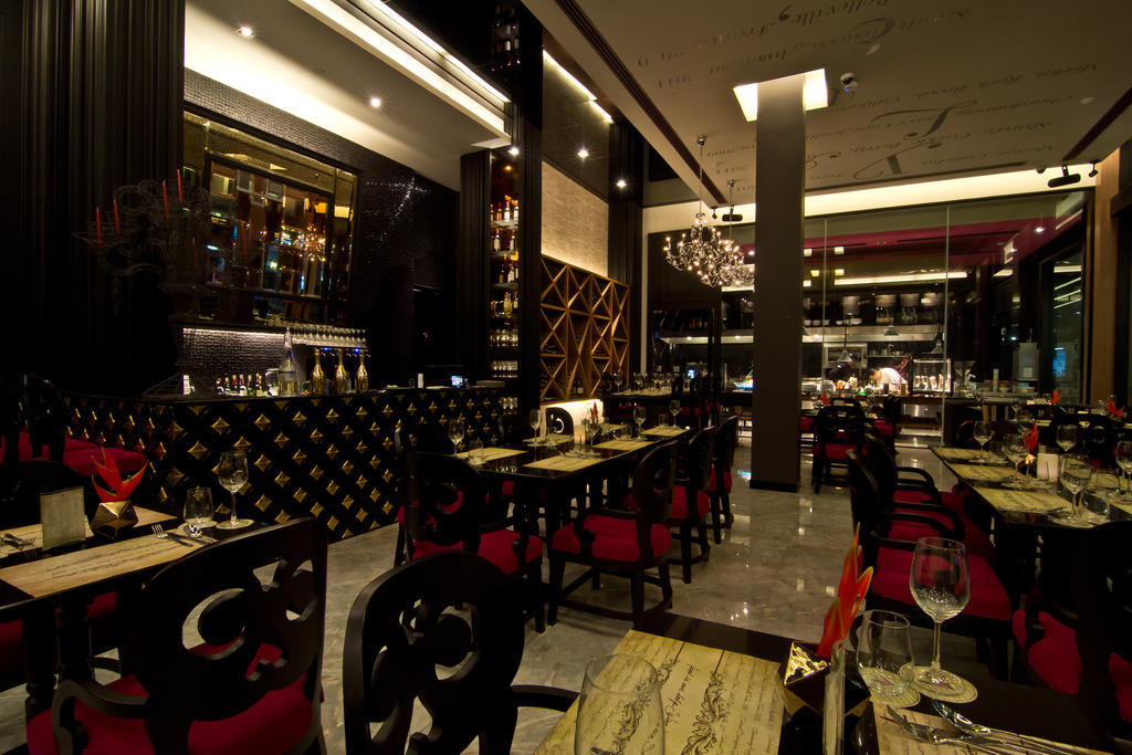 Tsix5 Hotel Pattaya Bagian luar foto